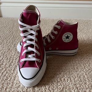 Converse Chuck Taylor All-Star Classic High Top 
Women’s Size 6 / Men’s Size 4